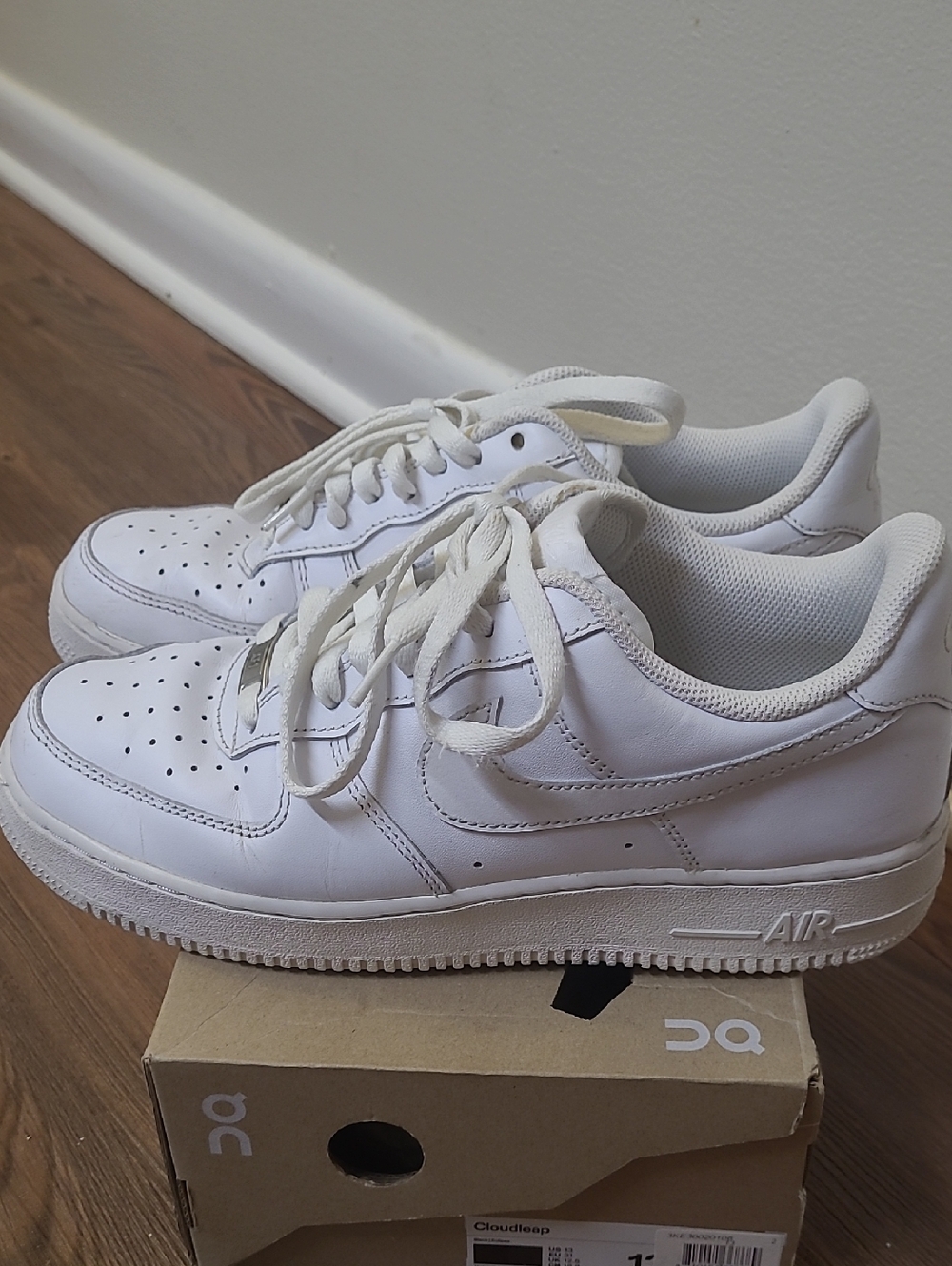 Nike White Mesh Interior Low-Top Sneakers for men size 9.5 used good.